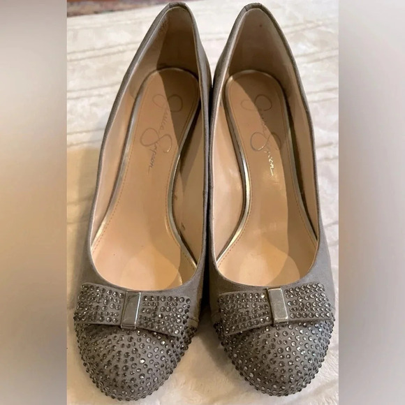 JESSICA SIMPSON Seley Wedge Gray Suede heels w/crystal accents & bows - size 8.5 - Picture 1 of 7